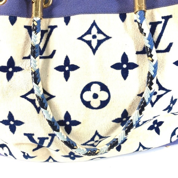 LOUIS VUITTON White Shoulder Bag - Picture 10 of 16